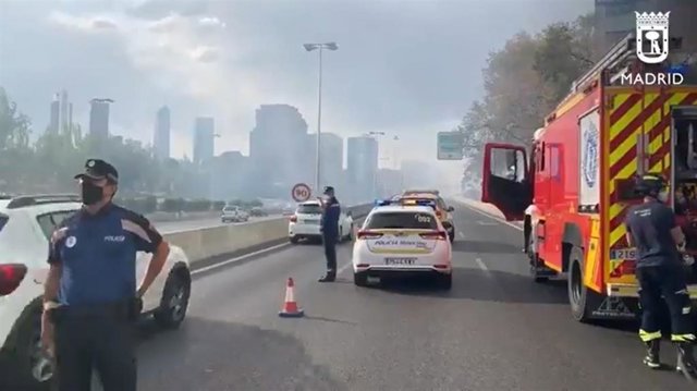 Pequeño incendio de pasto en una ladera a la altura del km 1 de M30, en el desvío hacia la Avda San Luis