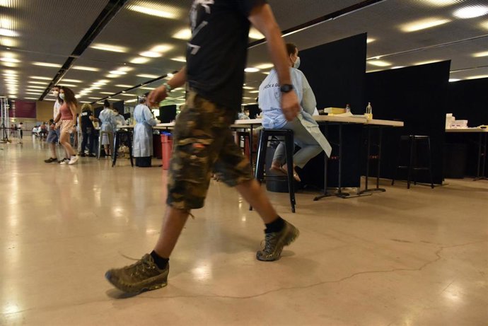 Archivo - Varias personas esperando a someterse a un test de antígenos.