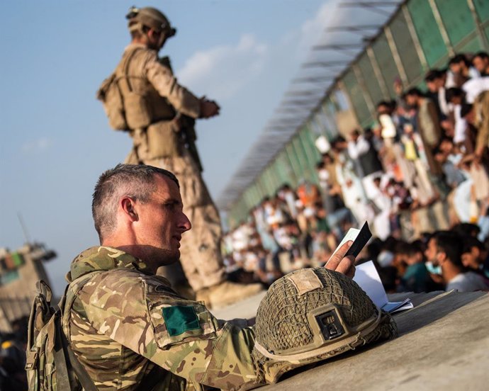 Militares británicos durante la evacuación del aeropuerto de Kabul