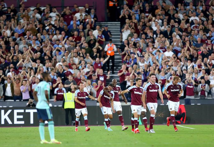 23 August 2021, United Kingdom, London: West Ham United's Pablo Fornals celebrates with his team-mates after scoring their side's first goal during the English Premier League soccer match between West Ham United and Leicester City at the London Stadium.