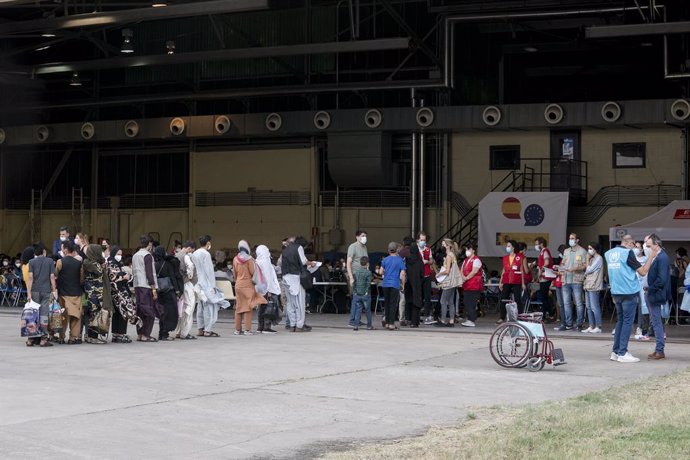 Varios refugiados tras la llegada de un nuevo avión con 260 personas procedentes de Afganistán, en la base aérea de Torrejón de Ardoz, a 23 de agosto de 2021, en Madrid (España). Un total de siete aviones han salido desde el aeropuerto de Kabul hacia la