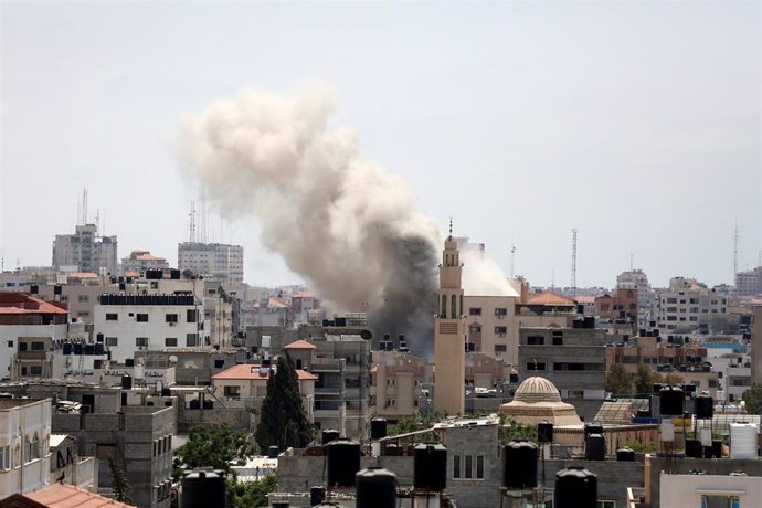 Archivo - El humo se eleva por encima de los edificios tras un ataque aéreo israelí en Gaza.