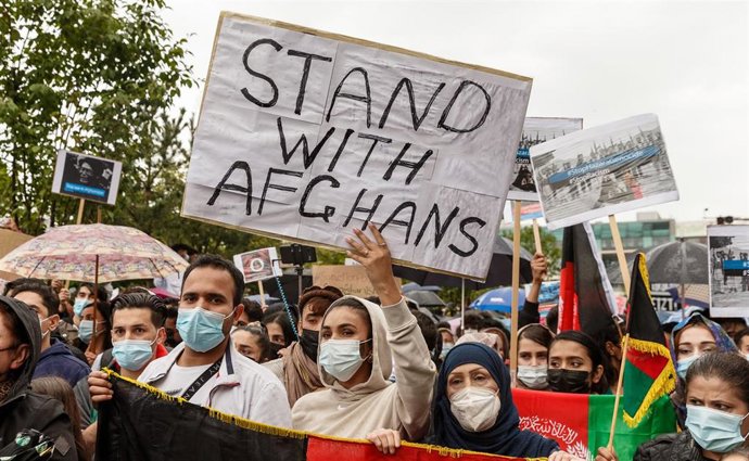 Pancartas durante una manifestación celebrada para pedir la acogida de los afganos varados tras la toma del poder por los talibán