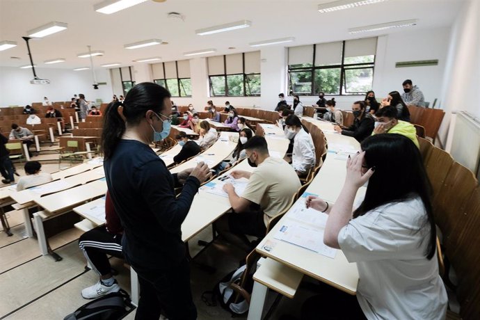 Archivo - Varios estudiantes en un aula de la universidad.