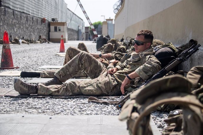 HANDOUT - 23 August 2021, Afghanistan, Kabul: A member of the UK Armed Forces, who continue to take part in the evacuation of entitled personnel, takes a rest at Kabul airport amid the Taliban takeover. Photo: Lphot Ben Shread/MoD/PA Wire/dpa - ATTENTIO