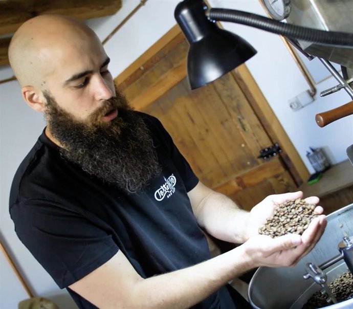 El CEO y maestro tostador de San Jorge Coffee Roasters, Ezequiel Garcés, en las instalaciones de la empresa.