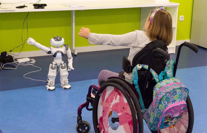 Archivo - El Hospital Nacional de Parapléjicos experimenta con la robótica social aplicada a la neurorrehabilitación de los niños con lesión medular.