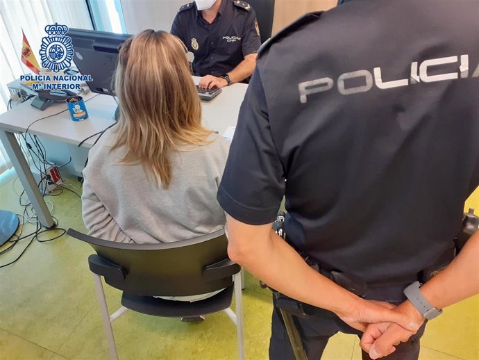 Joven de 21 años detenida por sustraer tarjetas de crédito y realizar cargos fraudulentos