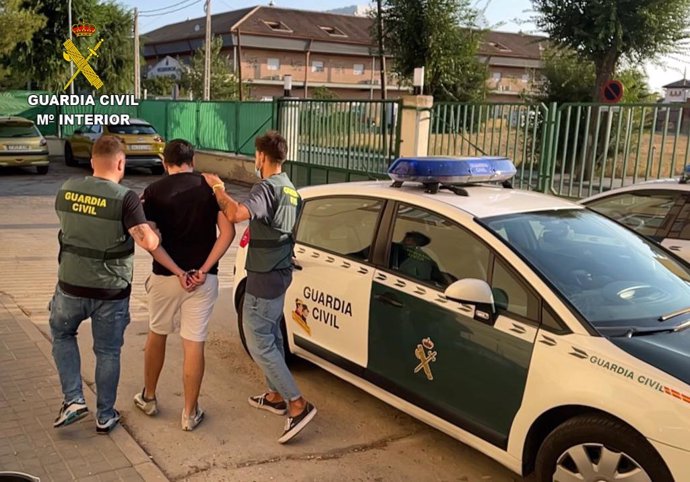 La Guardia Civil detiene a un hombre que tenía en vigor 10 requisitorias judiciales, dos de ellas de ingreso en prisión.