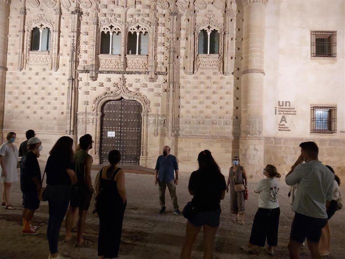 Profesores y alumnos de los Cursos de Verano de la UNIA en una visita guiada por Baeza. 