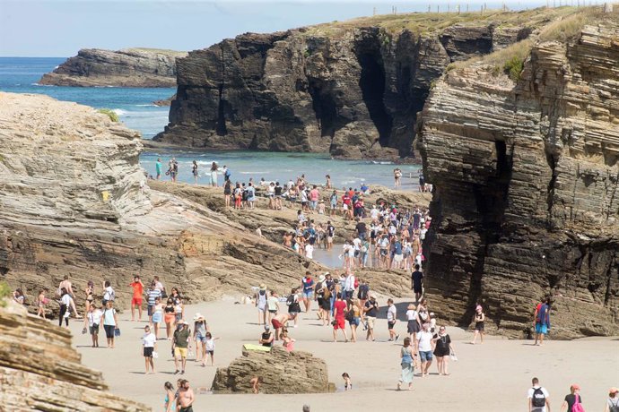 Turistas pasean por la playa de Las Catedrales