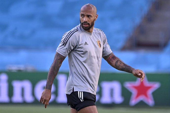 Archivo - 26 June 2021, Spain, Seville: Belgium's assistant coach Thierry Henry takes part in a training session of the Belgian national soccer team, ahead of Sunday's UEFA EURO 2020 championship round of 16 soccer match against Portugal. Photo: Laurie 