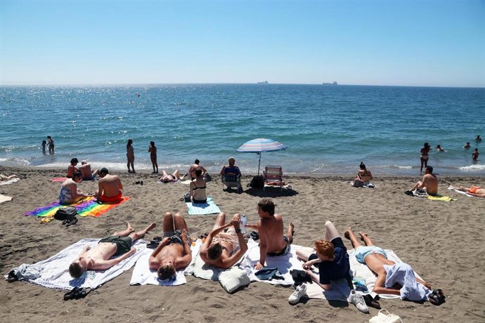 Bañistas y turistas disfrutan de un día en la playa de La Malagueta, foto de recurso