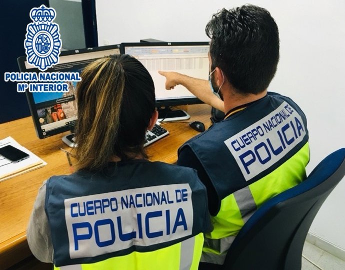 Imagen de dos agentes de la Policía Nacional durante las investigaciones