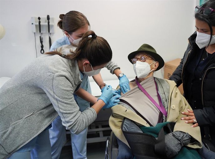 Archivo - Comienza la vacunación anticovid de mayores de cien años en Euskadi