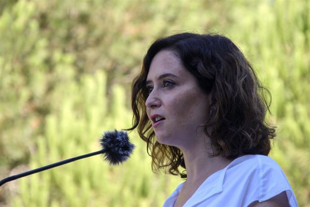 La presidenta de la Comunidad de Madrid, Isabel Díaz Ayuso, interviene en una rueda de prensa durante su visita al Parque de Bomberos de San Martín de Valdeiglesias, a 5 de agosto de 2021, en San Martín de Valdeiglesias, Madrid, (España). 