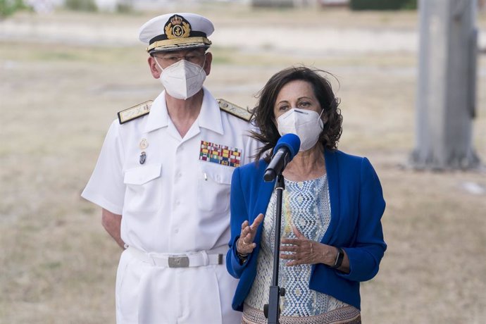 La ministra de Defensa, Margarita Robles, ofereix una roda de premsa després de rebre a un nou avió amb 260 persones procedents de l'Afganistan, a la base aria de Torrejón d'Ardoz, a 23 d'agost de 2021, a Madrid (Espanya). 