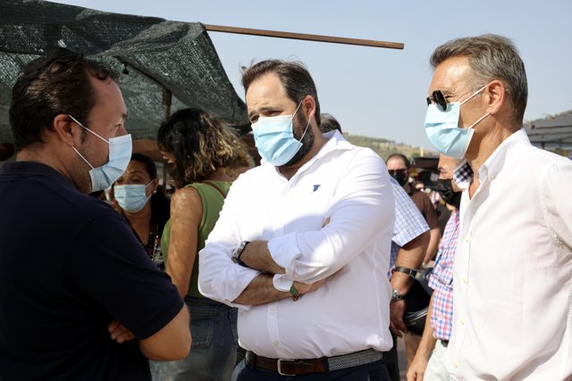 Núñez en su visita al mercadillo de Toledo