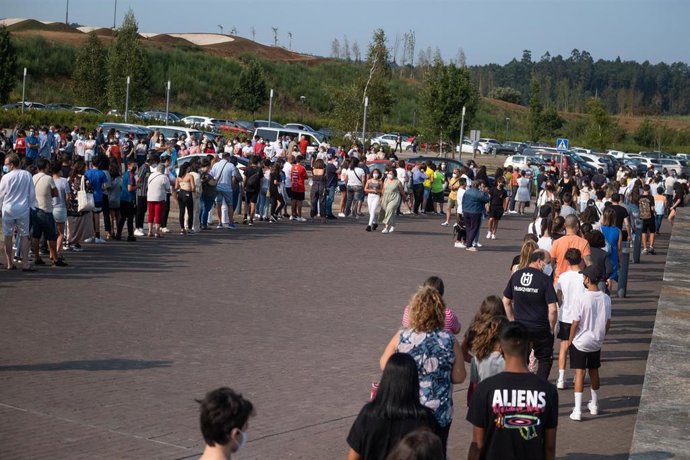 Un grupo de menores esperan a ser vacunados de la primera dosis de la vacuna Moderna 