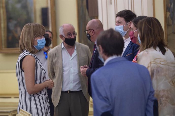 Archivo - La ministra de Educación y FP, Pilar Alegría (d), con consejeros de Educación de algunas comunidades autónomas, antes de comenzar la Conferencia Sectorial del Sistema Nacional de Cualificaciones y Formación Profesional para el Empleo el pasado