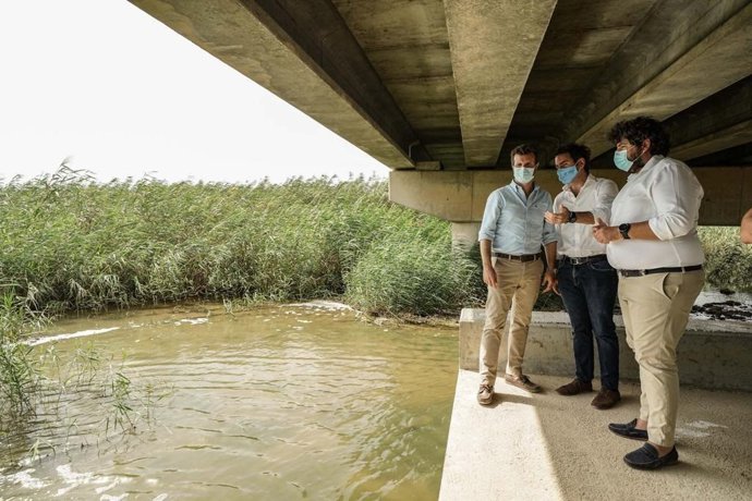 El presidente nacional del Partido Popular, Pablo Casado, junto a Teodoro García y Fernando López Miras visitan la rambla del Albujón