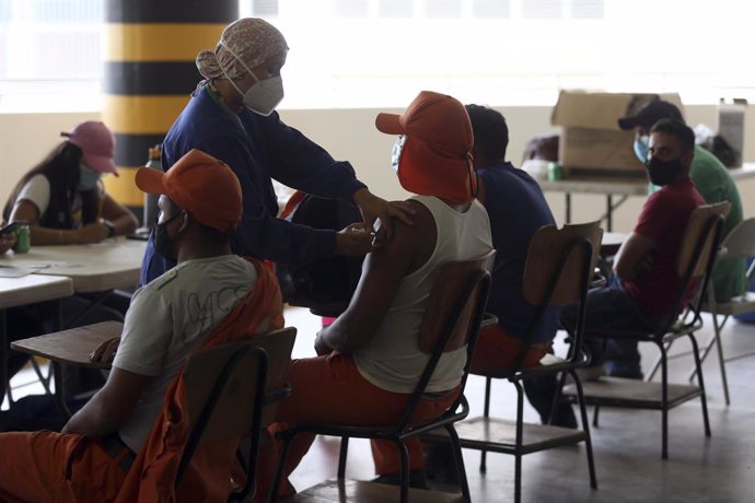 Voluntarios hondureños participan en un estudio de vacunación organizado por la Universidad Nacional Autónoma de Honduras