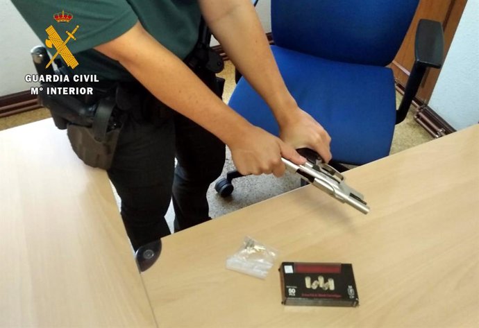 Pistola intervenida en la operación