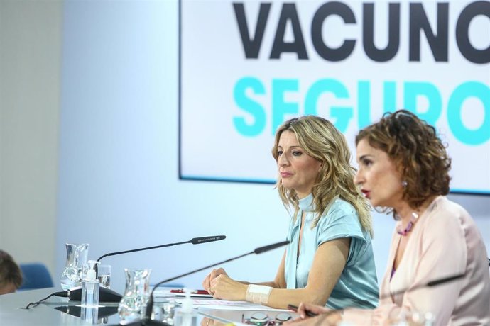 Archivo - La vicepresidenta de Trabajo y Economía Social, Yolanda Díaz, y la ministra de Hacienda, María Jesús Montero