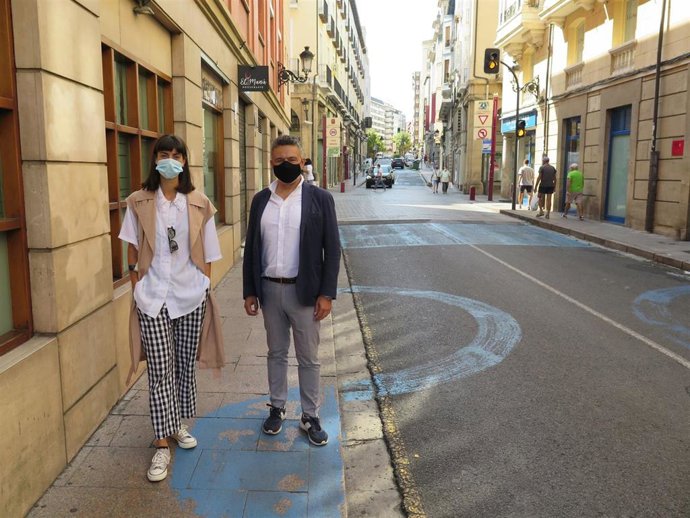 El portavoz del PP en el Ayuntamiento de Logroño, Conrado Escobar, y la concejala Patricia Lapeña