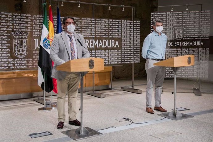 Imagen de archivo del consejero de Sanidad, José María Vergeles, y el director gerente del SES, Ceciliano Franco, en rueda de prensa