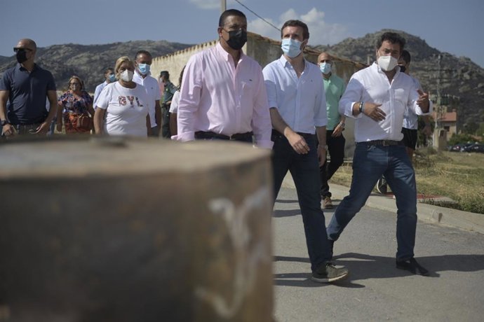 El presidente del PP, Pablo Casado, en el centro de la imagen, visita las zonas afectadas por el incendio de Navalacruz acompañado del presidente de la Diputación de Ávila, Carlos García (izquierda) y alcaldes y vecinos de la zona.