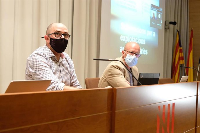 Archivo - El director general de Energía y Cambio Climático, Pep Malagrava, junto con el director general de Agricultura, Ganadería y Desarrollo Rural, Fernando Fernández, en una rueda de prensa.