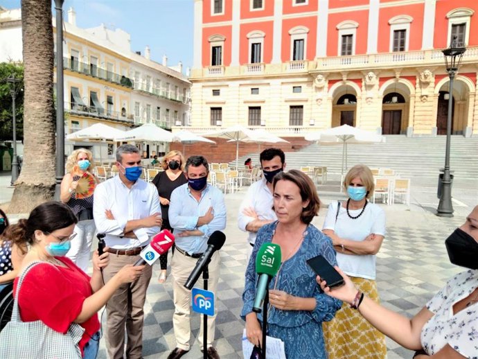 La portavoz del PP en el Congreso, Cuca Gamarra, este martes en San Fernando (Cádiz).