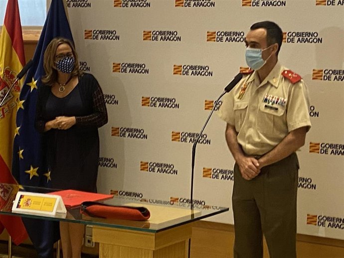 La consejera de Presidencia de Aragón, Mayte Pérez, y el general director de la AGM, Manuel Pérez López.