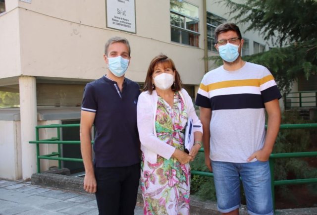 La concejal de Educación, Infancia, Juventud e Igualdad del Ayuntamiento de Valladolid, Victoria Soto, junto a responsables de la Escuela Municipal de Música en el edificio del colegio María de Molina.