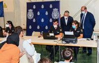 Marlaska visita a los policías de la base de Torrejón y promete a un afgano que no cejarán en la ayuda