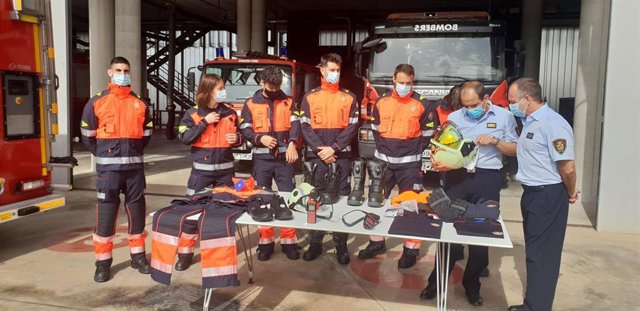 Bomberos examinando nuevo material.