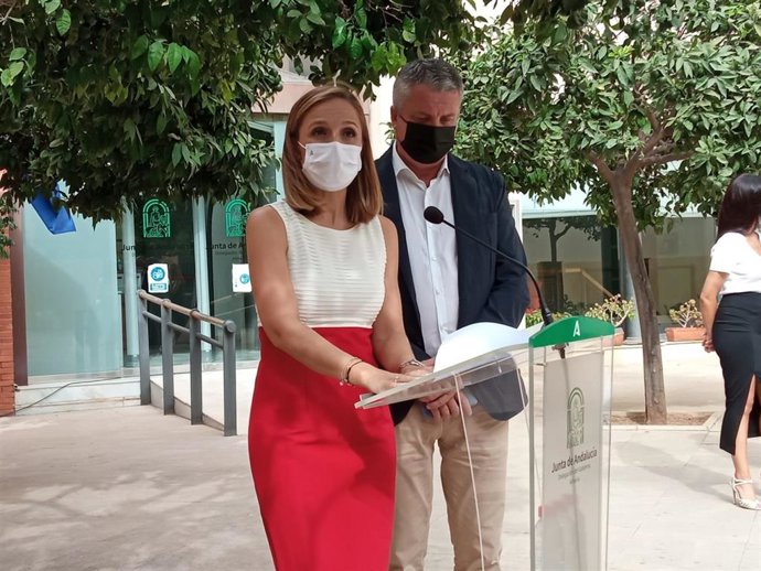 La delegada de la Junta en Almería, Maribel Sánchez, junto al delegado de Salud, Juan de la Cruz Belmonte.