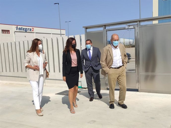 El vicepresidente de la Junta, Francisco Igea, primero por la derecha, a su llegada a las instalaciones de Ganadería Casaseca en Castellanos de Moriscos (Salamanca).