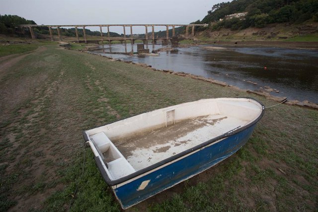 El embalse de Belesar, a 22 de agosto de 2021, en Lugo, Galicia (España). El embalse de Belesar, junto a otros tres embalses gallegos, se encuentra envuelto en polémica porque el Gobierno ha abierto expedientes informativos para investigar su situación. E
