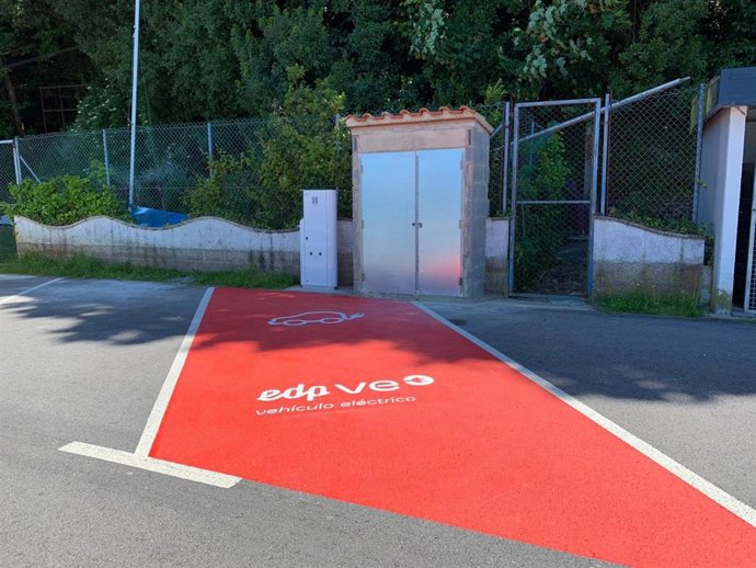 Archivo - Punto de recarga para coches eléctricos en Asturias.