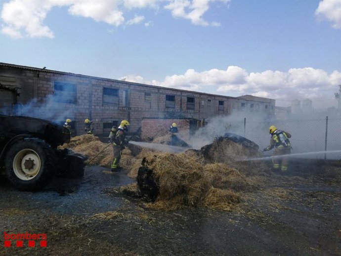 Imagen del incendio de un tractor y unos bloques de paja en la Conca Dell y Isona (Lleida)