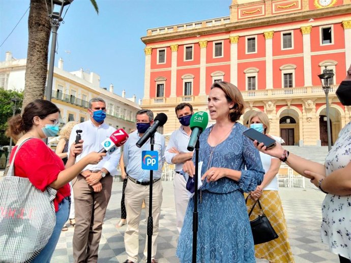 La portavoz del Grupo Parlamentario Popular, Cuca Gamarra, durante su visita a San Fernando.