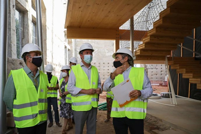 El alcalde, el delegado del Distrito Norte, el concejal de Economía y el gerente de Emvisesa visitan las obras en las Naves de Renfe de San Jerónimo.