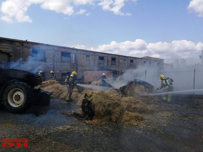 Imatge de l'incendi d'un tractor i uns blocs de palla en la Conca Dell i Isona (Lleida)