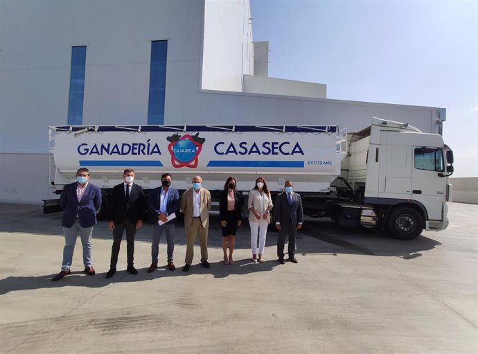 El vicepresidente de la Junta, Francisco Igea (centro), en su visitas a las instalaciones de Ganadería Casaseca en Castellanos de Moriscos (Salamanca).