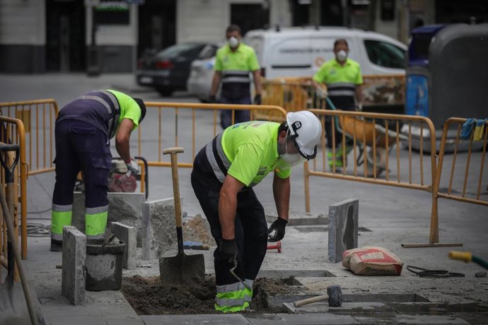 Archivo - Varios obreros trabajan en una obra en la Plaza Nueva 