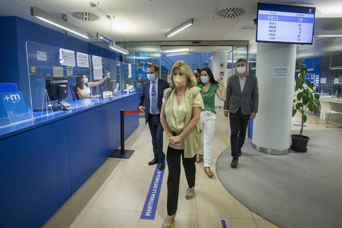 La delegada del Área de Hacienda y Personal, Engracia Hidalgo, visita la Oficina de Atención Integral al Contribuyente de la calle Sacramento