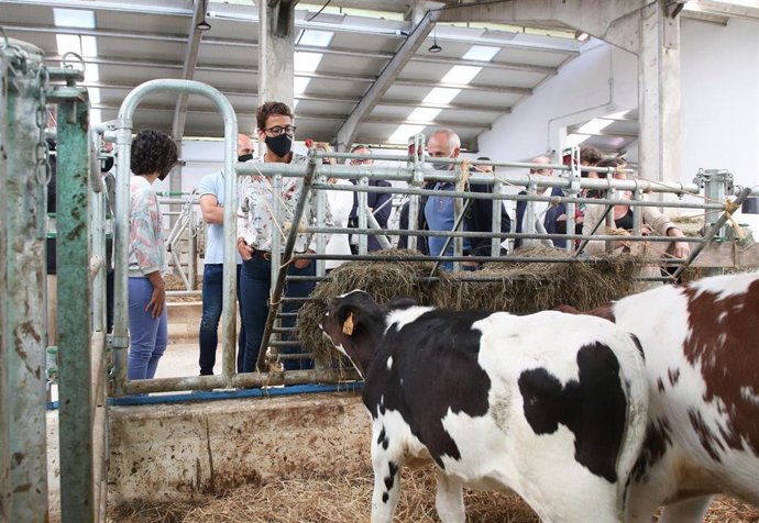 Chivite durante la visita al centro Biointegra de Aspace en Roncesvalles, donde elaboran productos lácteos.