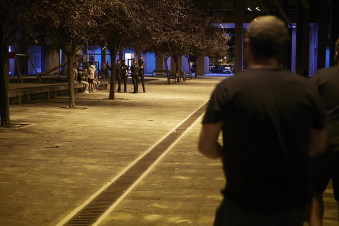 Archivo - Agentes de la Policía Nacional patrullan por la ciudad de Pamplona.